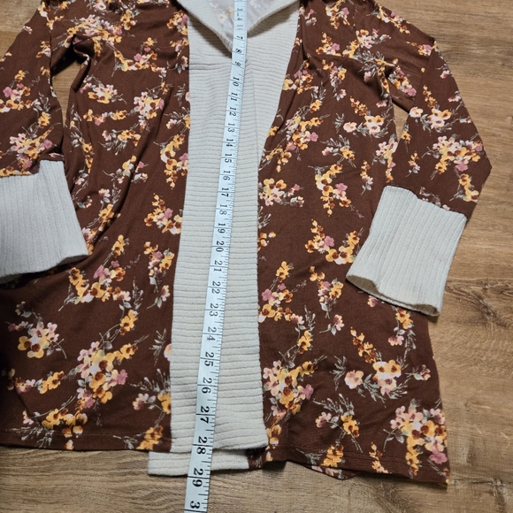 🇺🇸Floral Brown Cardigan with Cream Accents - Picture 3 of 6